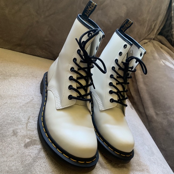 Dr. Martens 1460 Smooth Leather Lace Up Boots - Picture 1 of 6